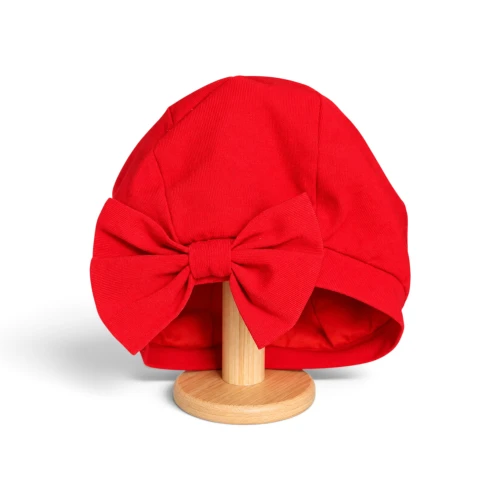 Czerwony beret z kokardą dla lalki